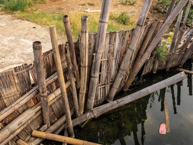 Il vecchio recinto sul fiume è fatto di bambù