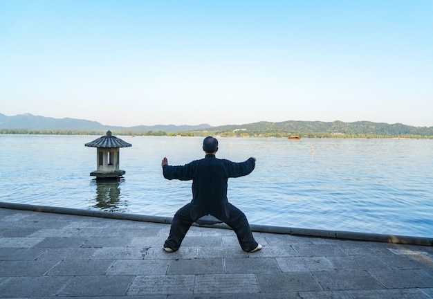 Il vecchio sta praticando Taijiquan sul lato del West Lake, Hangzhou, in Cina.