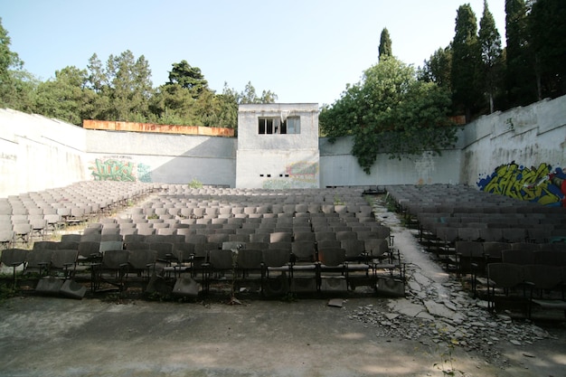 Il vecchio teatro di strada Sedie per il pubblico all'aperto