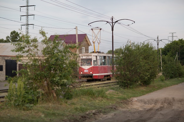 Il vecchio tram guida in città provinciale in estate