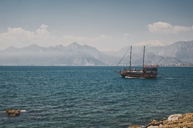 Il veliero solitario nel mare 8630