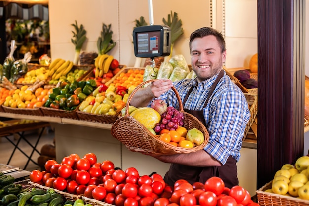 Il venditore suggerisce di acquistare frutti maturi.