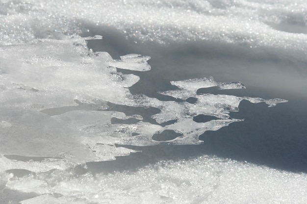 Il vento forma la struttura del ghiaccio sulla superficie della neve di montagna invernale