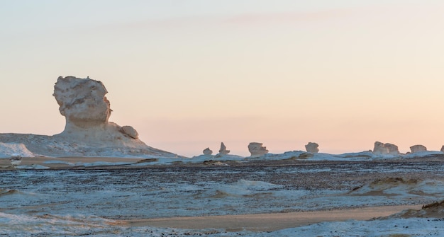 Il vento ha eroso le formazioni rocciose all'alba. Deserto occidentale, Egitto