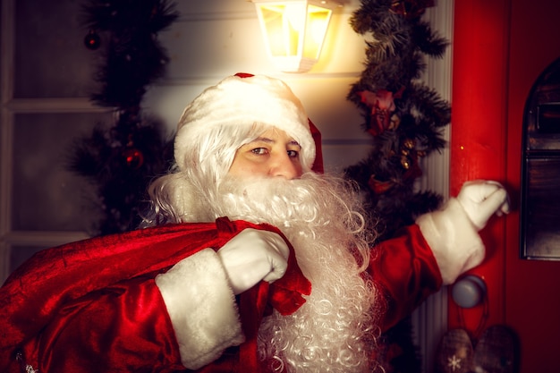 Il vero Babbo Natale. Babbo Natale bussa alla porta. Notte di Natale