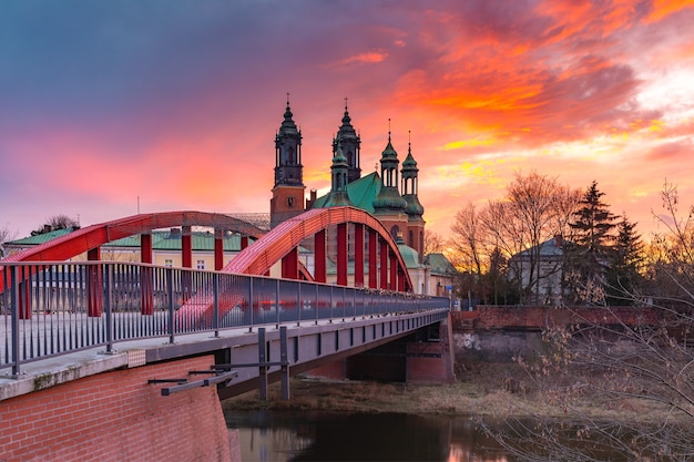 Il Vescovo Jordan Bridge sul fiume Cybina e la Cattedrale di Poznan al tramonto stupendo, Poznan, Polonia.