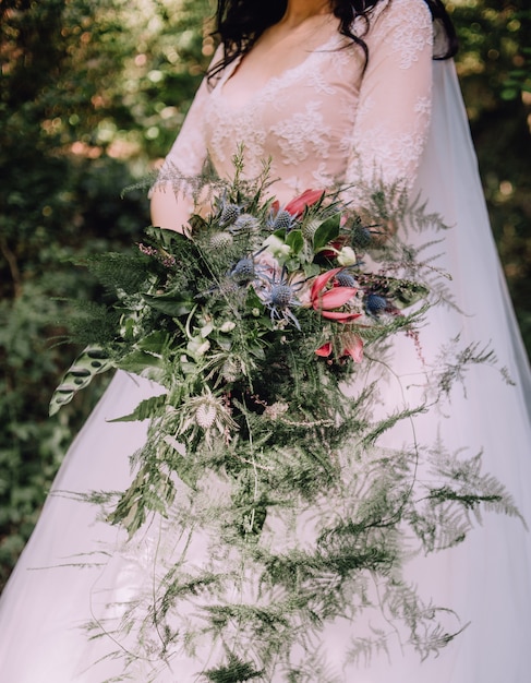 Il vestito da sposa da evento della sposa fiorisce il grande mazzo