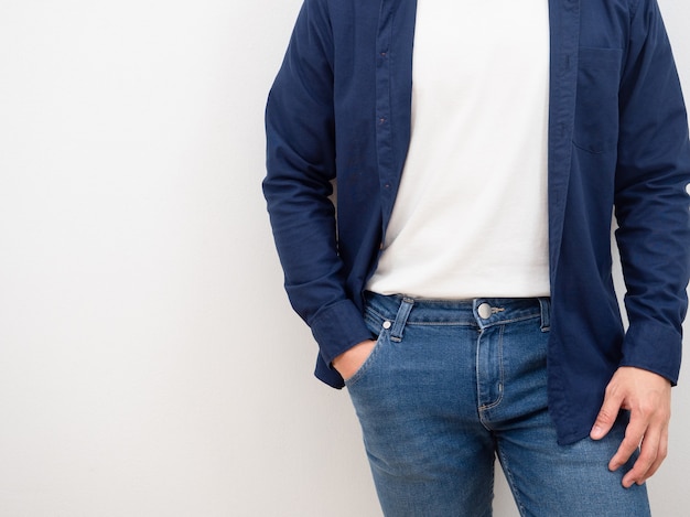 Il vestito del jeans dell'uomo del primo piano ha messo la mano in tasca su fondo isolato bianco