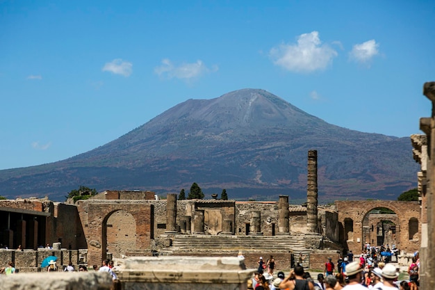 Il Vesuvio visto dalle rovine di Pompei che fu distrutta dall'eruzione