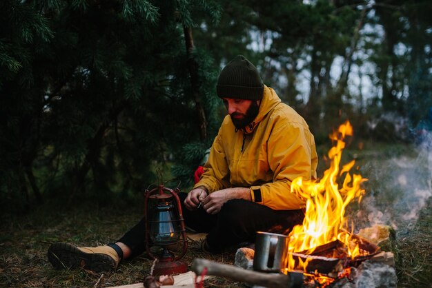 Il viaggiatore usa una lampada a cherosene Allestisce un rifugio nella foresta per la notte