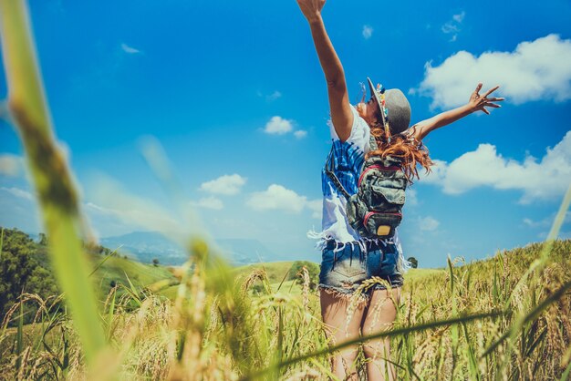 Il viaggio asiatico della donna si distende nella festa