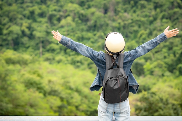 Il viaggio turistico si rilassa sull&#39;estate di vacanza sulla diga del fiume sul cielo e sulla nuvola della montagna