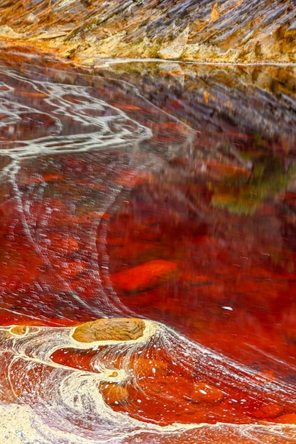 Il vibrante fiume Rio Tinto con acque rosse ricche di ferro