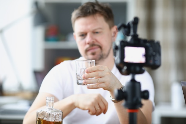 Il video blogger beve alcol da solo davanti alla telecamera