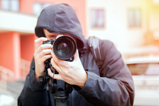 Il videografo dell'uomo sta lavorando