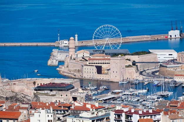 Il Vieux port di Marsiglia con da un lato il Forte Gentaume e dall'altro il Forte SaintJean con la sua Tour du fanal e Tour du Roi Rene, nonché il Phare de Sainte Marie