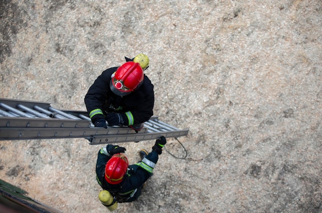 Il vigile del fuoco sale le scale Addestramento del bagnino