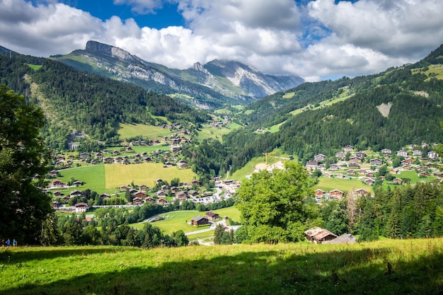 Il villaggio di GrandBornand e le montagne abbelliscono la Francia