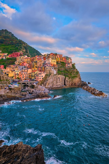 Il villaggio di Manarola al tramonto Cinque Terre Liguria Italia