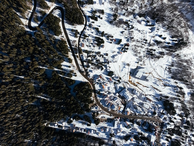 Il villaggio di montagna vicino alla stazione sciistica Kopaonic Serbia drone vista dall'alto