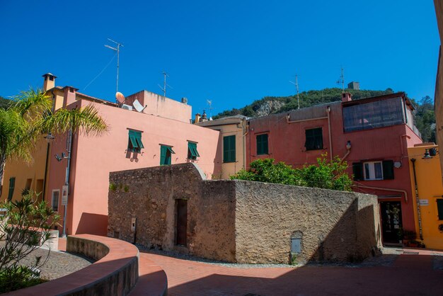 Il villaggio di Verigotti con le sue caratteristiche case colorate