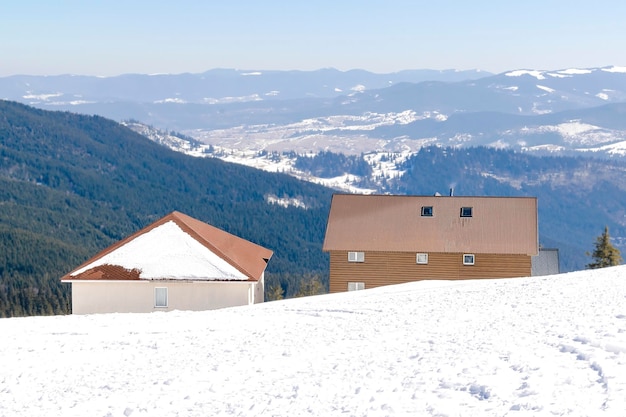 Il villaggio ospita edifici con la neve nella scogliera di montagnaInverno bellissimo panorama della natura sulla stazione sciistica