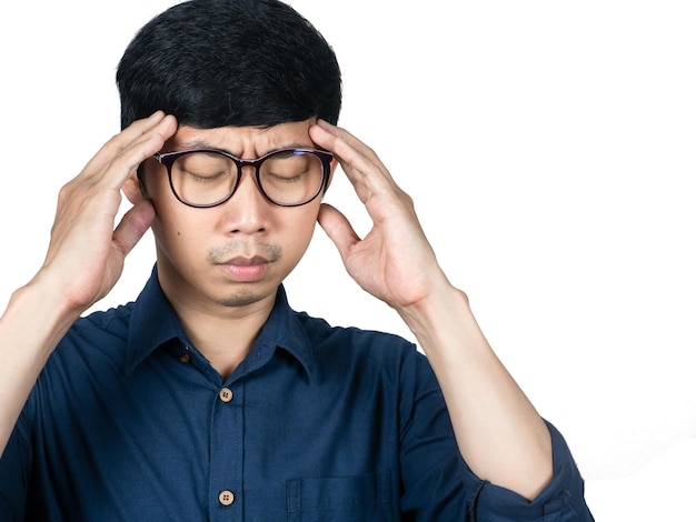 Il viso ravvicinato dell'uomo asiatico indossa gli occhiali sente mal di testa da emicrania