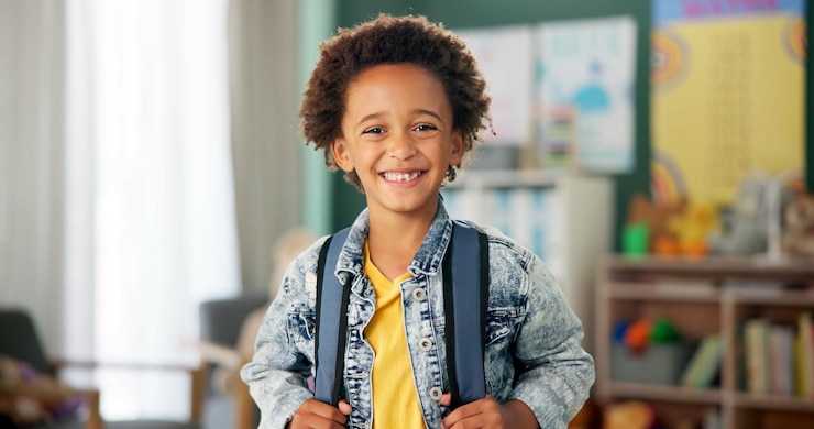 Foto il viso sorridente e lo studente in classe per l'istruzione, l'apprendimento e pronto per l'asilo mattutino. scuola felice e ritratto di ragazzo o bambino con conoscenze, studio e orgoglio per la lezione accademica.