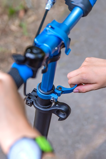 Il volante di uno scooter regolando la posizione del volante dello scooter il ragazzo regola l'altezza...