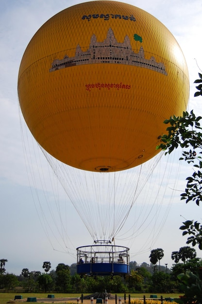 Il volo in mongolfiera giallo porta il popolo cambogiano e i viaggiatori stranieri visitano la vista aerea di Angkor Wat e il paesaggio del campo di risone di SiemReap il 12 aprile 2009 a Siem Reap in Cambogia