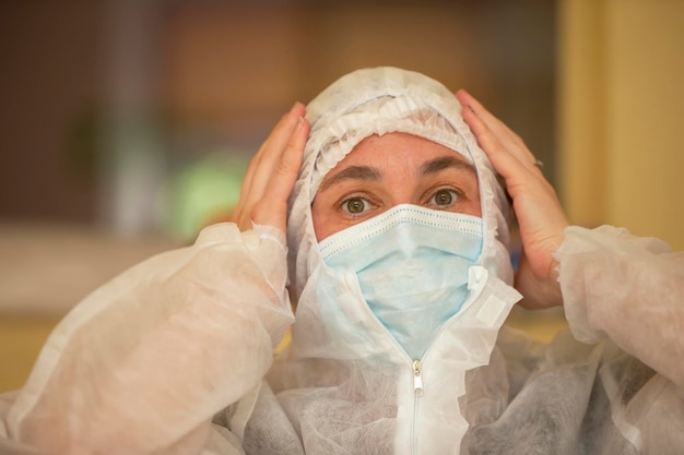 Il volto di un primo piano medico femminile in una tuta protettiva