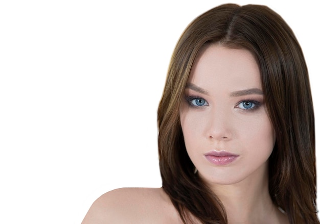 Il volto di una bella ragazza Donna di diciotto anni Modello con pelle pulita Bruna dagli occhi azzurri