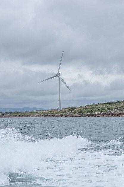 Il vortice del mare ondeggia a sinistra dopo la veloce nave goig