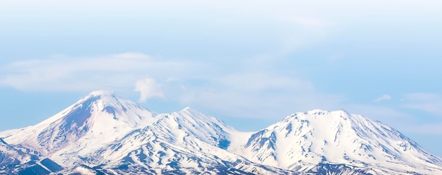 Il vulcano Avachinsky sovrasta la città di petropavlovskkamchatsky sulla penisola di Kamchatka