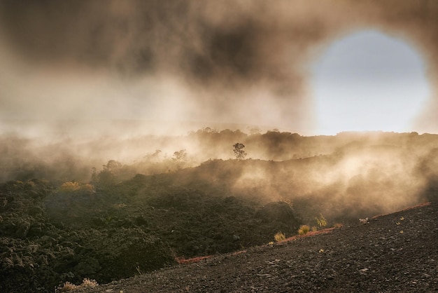 Il vulcano più grande del Mauna Loa con spazio per le copie Paesaggio di montagne nebbiose sulla Big Island Hawaii Vista del vulcano dormiente Mauna Kea in un'area appartata Cielo nebbioso vicino alla cima della terra vulcanica al tramonto