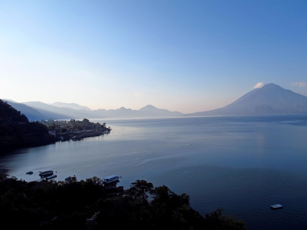Il vulcano sul lago Atitlan in Guatemala