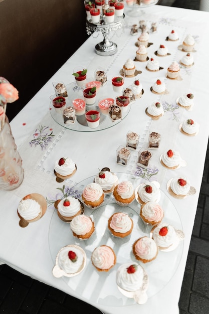 Il wedding candy bar è pieno di diversi dessert. tavola nuziale al banchetto