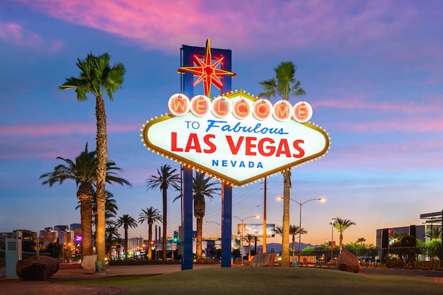 Il Welcome to Fabulous Las Vegas sign in Las Vegas, Nevada USA al tramonto