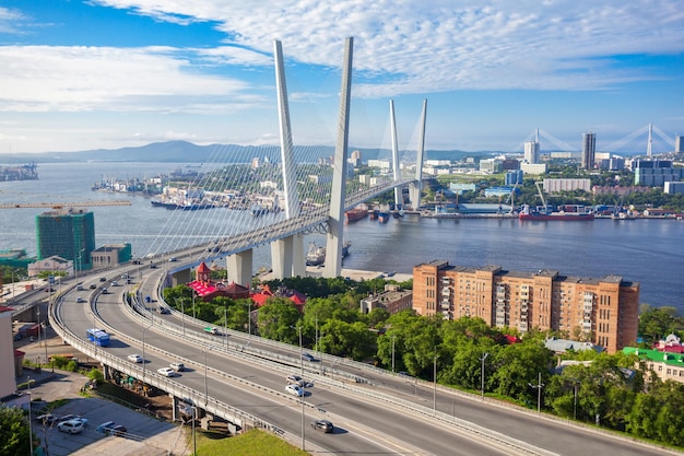 Il Zolotoy Golden Bridge è un ponte strallato che attraversa lo Zolotoy Rog (Corno d'Oro) a Vladivostok, in Russia