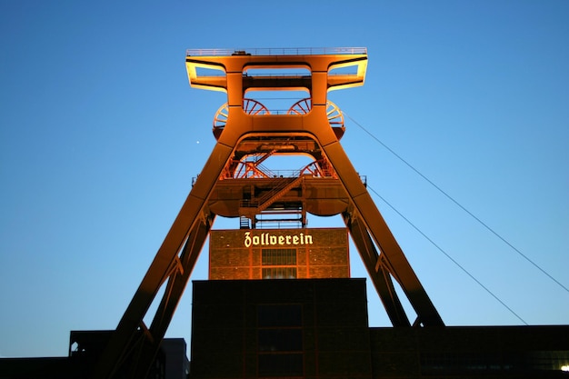 Illuminato Zeche Zollverein a Essen Germania timelapse alla sera