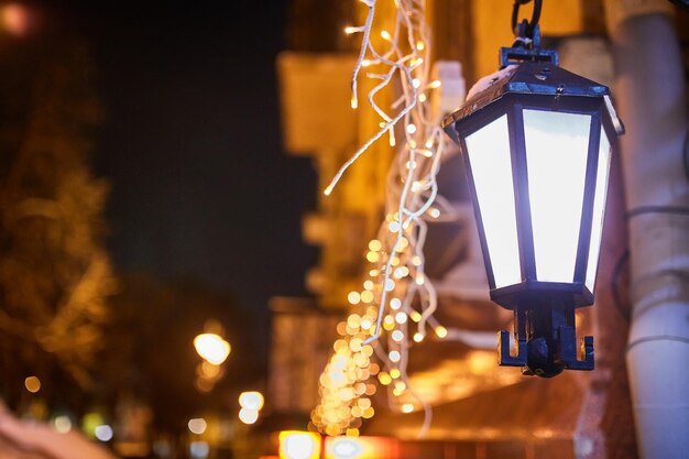 Illuminazione del festone di Capodanno sul vicolo della città