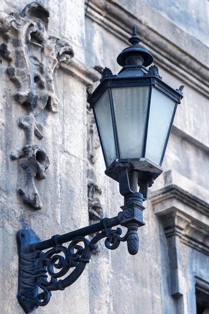 Illuminazione della vecchia lanterna della strada sulla facciata dell'edificio Illuminazione dell'edificio della strada del crepuscolo