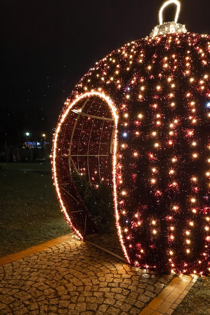 Illuminazione di Natale in una strada cittadina di notte.