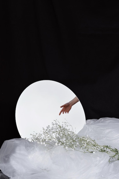 Illusione ottica di una mano che raggiunge i fiori