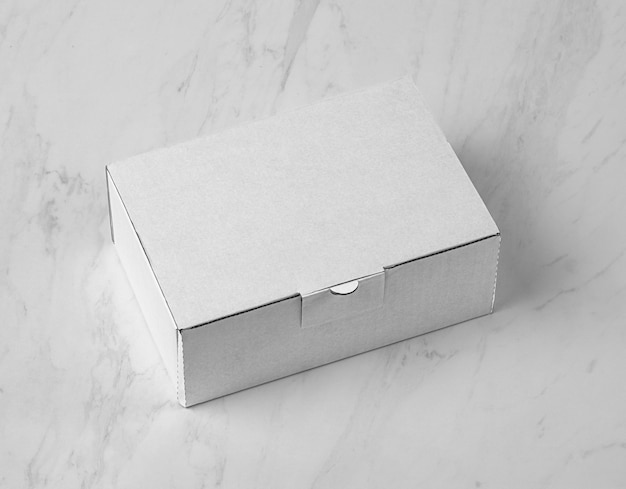 Illustrazione 3D dell'imballaggio della cassetta postale su sfondo di marmo