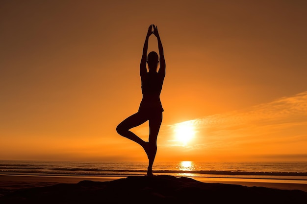 Illustrazione della silhouette Donna asiatica che pratica yoga sulla spiaggia al tramonto Esercizio di meditazione