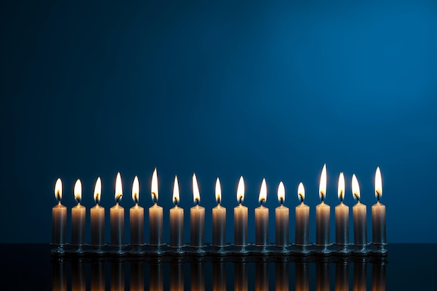 illustrazione di candele accese in menorah isolate su bianco blu