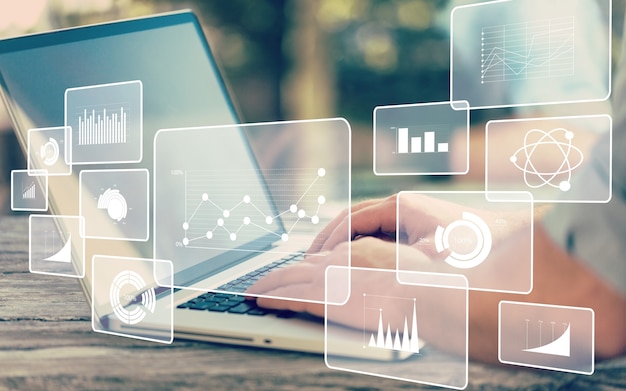 Illustrazioni di analisi aziendale e mani umane che lavorano su laptop