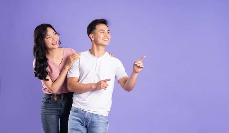 Photo image of asian couple posing on purple background