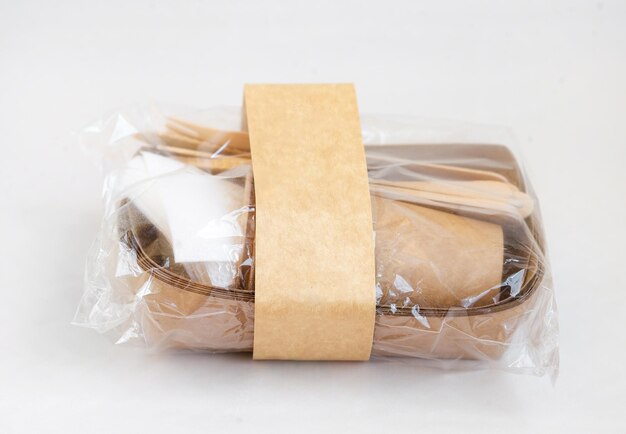 Imballaggi alimentari usa e getta ecocompatibili Contenitori di carta artigianale marrone bicchieri forchette e coltelli Modello mockup